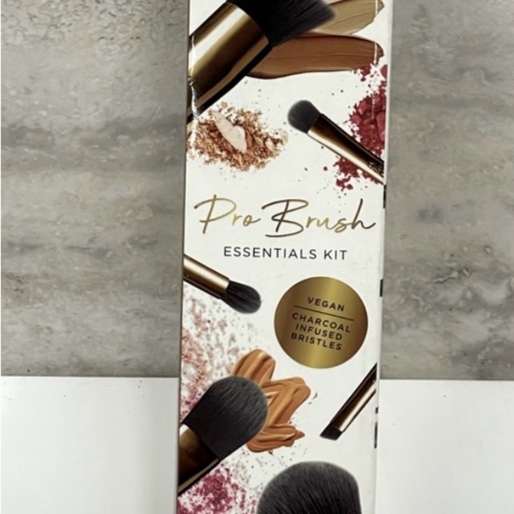 Billion Dollar Beauty Pro Brush
Essentials Kit. NEW IN BOX